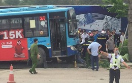 Xe buýt mất phanh lao lên vỉa vè tông chết thanh niên đi bộ