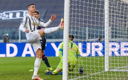 Bỏ lỡ khó tin, Ronaldo bực tức đạp vào khung thành
