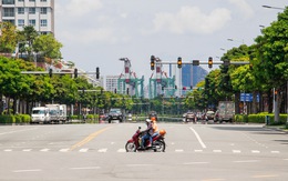 Ngã tư, đèn đỏ tại Sài Gòn thảnh thơi ngày 1-5-2021