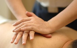 Đi massage 'sâu', thanh niên 23 tuổi bị viêm niệu đạo do não mô cầu