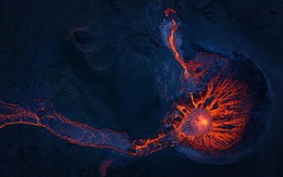 Ảnh núi lửa thức giấc sau 6.000 năm, phun dung nham đỏ rực