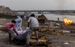 Ấn Độ lần đầu xác nhận nhiều thi thể bị thả trên sông Hằng là bệnh nhân COVID-19