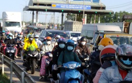 Vũng Tàu về Sài Gòn kẹt xe, liên tục xả trạm thu phí trên QL51