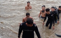 Chìm sà lan ở Cần Giờ, cứu được 4 người, 1 người còn mất tích