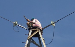 Mất 4 tiếng giải cứu cô gái ngồi trên ngọn cột điện cao thế cao khoảng 100m