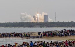 Tên lửa khổng lồ Trung Quốc sắp rơi xuống Trái đất, đang được 'giám sát chặt'