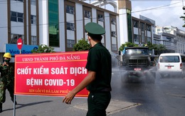 Quân đội phun hóa chất sát khuẩn quanh vũ trường New Phương Đông, Đà Nẵng