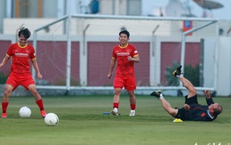 HLV Park Hang Seo ngã sõng soài khi chơi “đá ma” cùng Văn Toàn, Văn Thanh