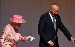 Dự tiệc trà với hoàng gia Anh xong, ông Biden nói nữ hoàng Anh giống mẹ mình