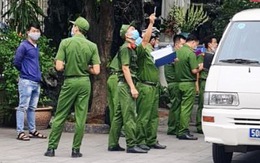 Một căn nhà ở phường Tân Định nghi bị bắn súng nhiều lần