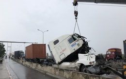 Giao thông khu vực cầu Phú Mỹ tê liệt vì tai nạn xe container