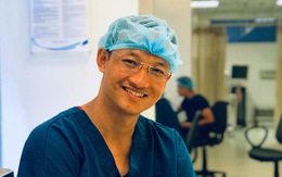 Bác sĩ Bệnh viện Việt Đức đấu giá sách để góp quỹ vắc xin COVID-19