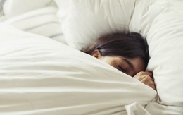 Ngủ ít có thể làm tăng nguy cơ bệnh tiến triển nặng hơn khi mắc COVID-19