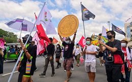 Hàng trăm người biểu tình đòi thủ tướng Thái Lan từ chức bất chấp lệnh cấm tụ tập