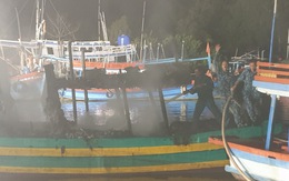 Hải quân cứu hàng chục tàu cá khỏi hỏa hoạn trong đêm