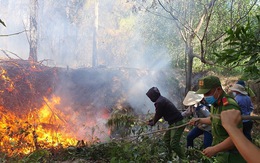 Cháy rừng cạnh doanh trại quân đội, Huế huy động gần 1.000 người chữa cháy