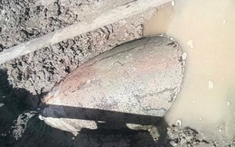 Chủ sà lan phát hiện quả bom nặng khoảng 5 tạ lẫn trong cát sông