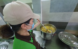 Nữ giám đốc vào bếp 'tiếp sức' mỗi ngày 250 suất cơm cho 'chiến sĩ chống dịch' ở Gò Vấp