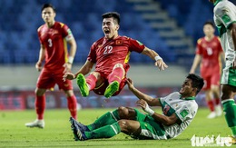 Những pha bóng 'triệt hạ' xấu xí của tuyển Indonesia nhắm vào tuyển thủ Việt Nam