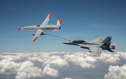 Clip UAV Mỹ tiếp nhiên liệu cho tiêm kích đang bay
