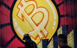 Bitcoin lại rớt giá, do Mỹ tịch thu tiền chuộc từ tin tặc?
