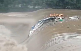 Mưa lớn gây ngập lụt ở Trung Quốc, tàu thuyền bị cuốn đi