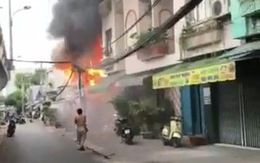 TP.HCM: Cháy nhà dưới cầu Chánh Hưng, phát ra nhiều tiếng nổ