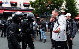 Người Pháp biểu tình phản đối hạn chế phòng dịch COVID-19 trong ngày Quốc khánh