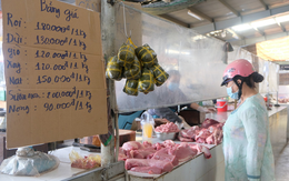 Tiểu thương chợ truyền thống TP.HCM niêm yết giá thực phẩm theo ngày
