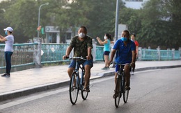 Hà Nội 'ngày đầu ở nhà': Có nơi người dân vẫn câu cá, đạp xe