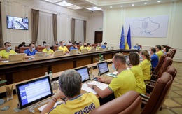 Thủ tướng Ukraine và các bộ trưởng cùng mặc áo đội tuyển đi họp nội các