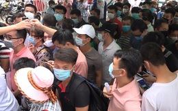 Hà Nội: Hàng trăm người chen lấn để xét nghiệm COVID-19