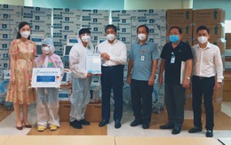 Trao tặng trang thiết bị phòng, chống dịch COVID-19 cho Bệnh viện Đại học Y dược TP.HCM