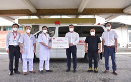 'Sài Gòn thương nhau' trao 1 xe cứu thương cho Bệnh viện Thống Nhất