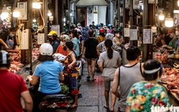 Hà Nội: Chỉ thị giãn cách xã hội ban hành lúc nửa đêm, chợ sáng ngày rằm vẫn đông người
