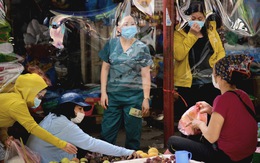 Chợ Hà Nội bắt đầu quây tấm chắn ni lông để bán hàng