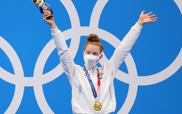 Kình ngư 17 tuổi của Mỹ gây 'sốc' khi đánh bại đàn chị kỳ cựu và giành huy chương vàng