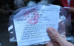 Người Hà Nội mang thẻ đi chợ mùa COVID-19