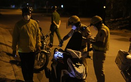 Nam công nhân về thăm vợ mang thai, CSGT giữ xe nhưng 'thấy thương' nên chở về
