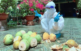 Mừng cả hẻm âm tính, chủ nhà chặt dừa đãi tình nguyện viên