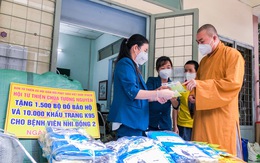 Bệnh viện Nhi đồng 2 nhận khẩu trang và đồ bảo hộ do thiền tự Tường Nguyên tặng