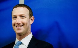 Ông chủ Facebook cầm cờ lướt ván mừng Quốc khánh Mỹ