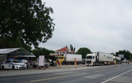 Ngày đầu kiểm soát dịch trên quốc lộ 1, xe cộ ùn ứ tấp nập ở Bình Thuận