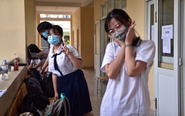 Thí sinh thoải mái bước vào thi môn cuối: ngoại ngữ