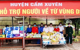 Hà Tĩnh: Tặng tiền, đồ ăn, khẩu trang cho người từ miền Nam đi xe máy về quê