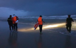 Tắm biển ở bãi đầy sóng lớn, 2 người chết, 1 người mất tích