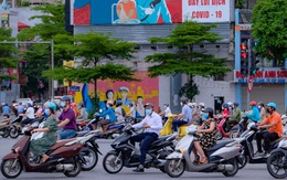 Đường phố Hà Nội tấp nập dù đang giãn cách theo chỉ thị 16