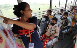 Lớp học trên xe buýt cho trẻ em nghèo thời phong tỏa ở Ấn Độ