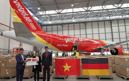 Máy bay Vietjet đang tiếp nhận thiết bị y tế phòng dịch từ Đức về Việt Nam
