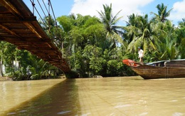 Cầu treo bị sà lan tông hư, người dân hai bên bờ gặp khó khăn